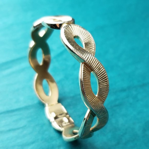 2/20$ Vintage Monet gold tone bracelet - Picture 2 of 8